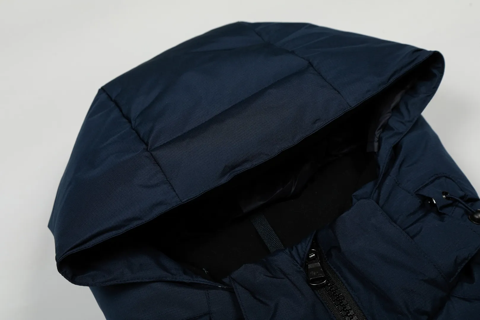 P720 Top quality" Style number: 9004# [Ralph Lauren winter basic classic embroidered men's and women's couple's same style hooded down jacket] ✅Ralph Lauren American retro arm zipper high version top-level down filling winter down jacket ✅100% high-quality white duck down, high version top-level down filling ✅Double-layer inner velvet to strictly prevent velvet running ✅Built-in adjustable drawstring, windproof and cold-proof, considerate and in place ✅Original version The maximum size can be worn up to 200 pounds. Loose and comfortable, no pressure. ✅Same style for male and female couples. Recommended OOTD outfits in winter~ Size: S-XL Color: Black White Khaki Navy Blue Light Blue